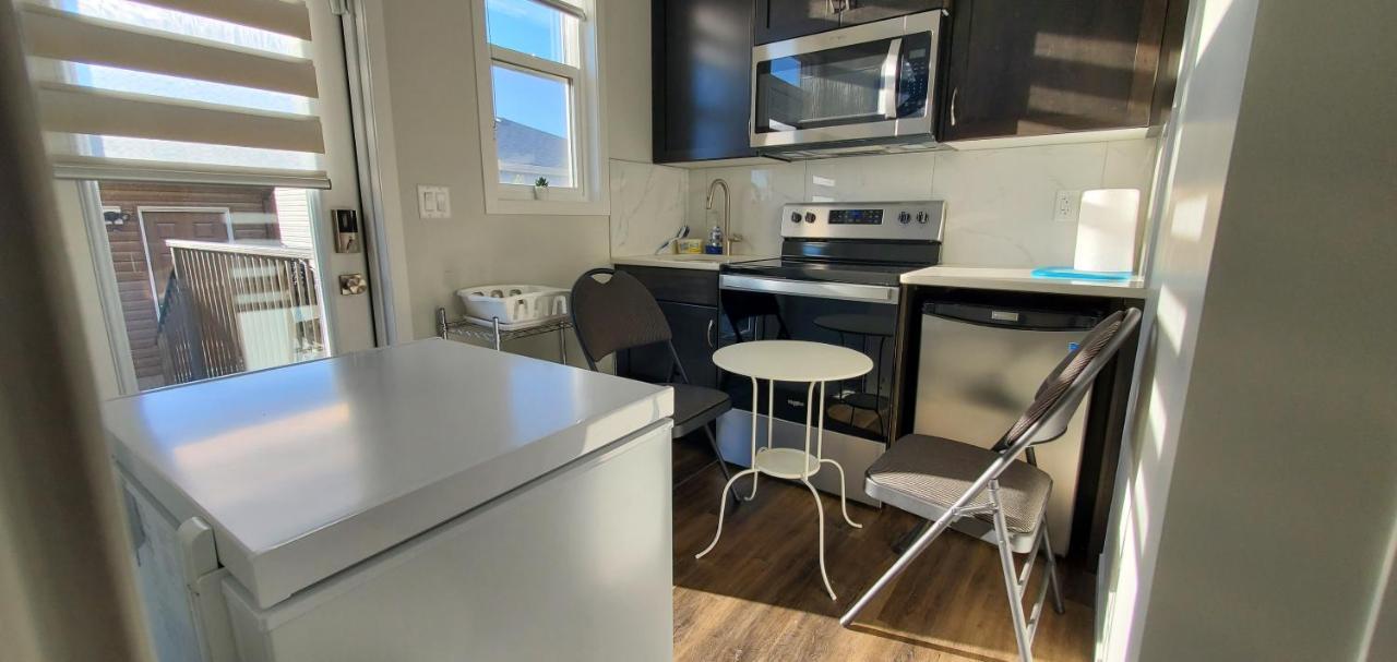 Delightful 1-Bedroom Private Suite In A New Home YYC Exterior foto